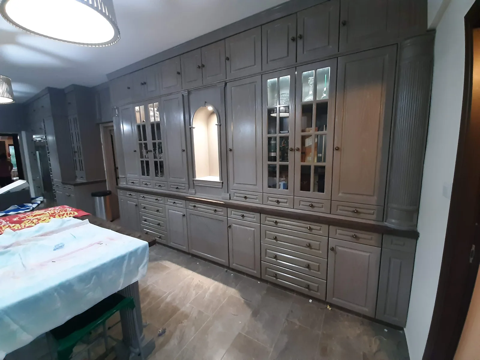 Κλασική κουζίνα με γκριζαρισμένο ξύλο, κορνίζες, βιτρίνες και ειδικές λεπτομέρειες